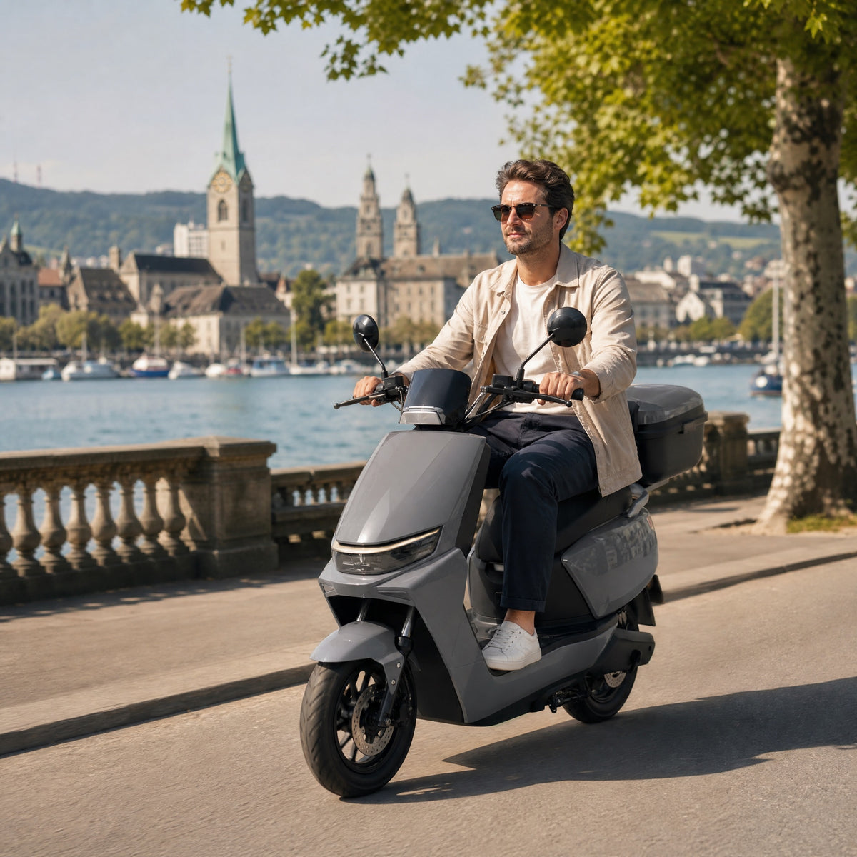 Elix One E-Roller in Grau, unterwegs in der Schweiz